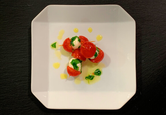 emplatado de ensalada caprese