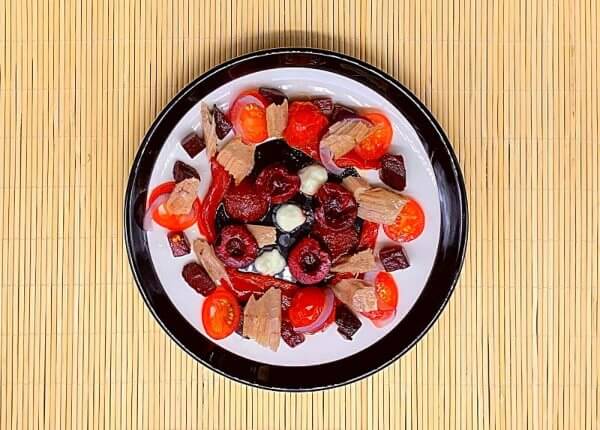 emplatado de ensalada roja con atún