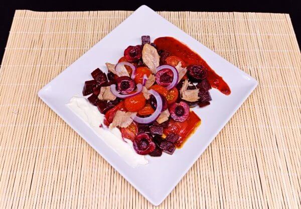 emplatado de ensalada roja con ventresca de atún