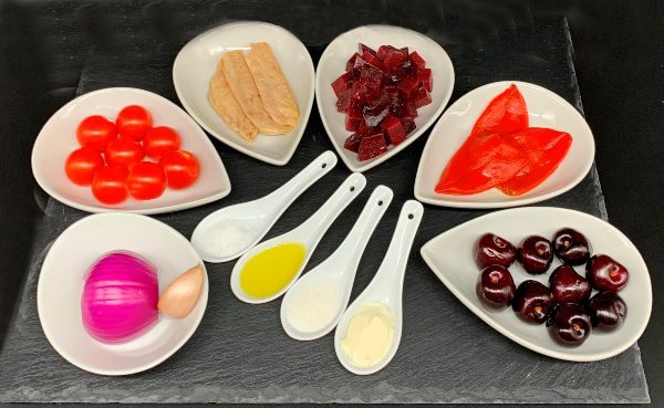 ingredientes de ensalada roja con atún