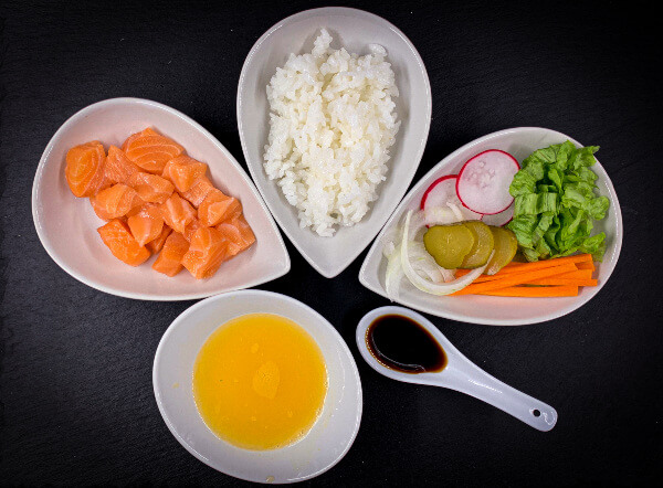 ingredientes poke bowl de salmón